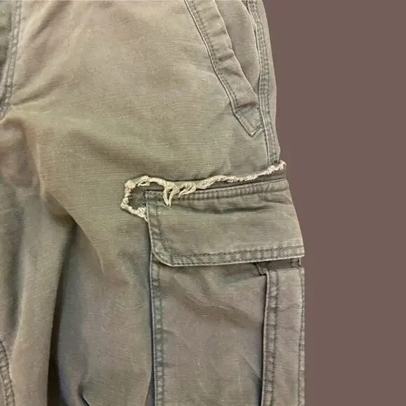 Vintage Transcript Men’s Olive Green Distressed Cargo Shorts Size 32W - Picture 3 of 4